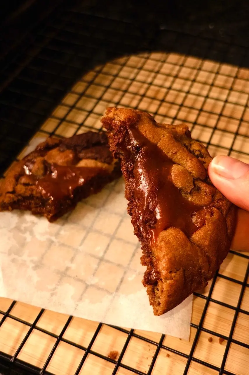 Cookie artesanal aberto com recheio cremoso