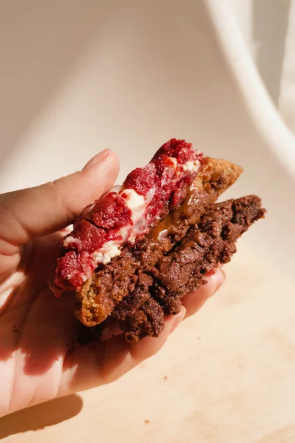 Cookie artesanal aberto com recheio cremoso
