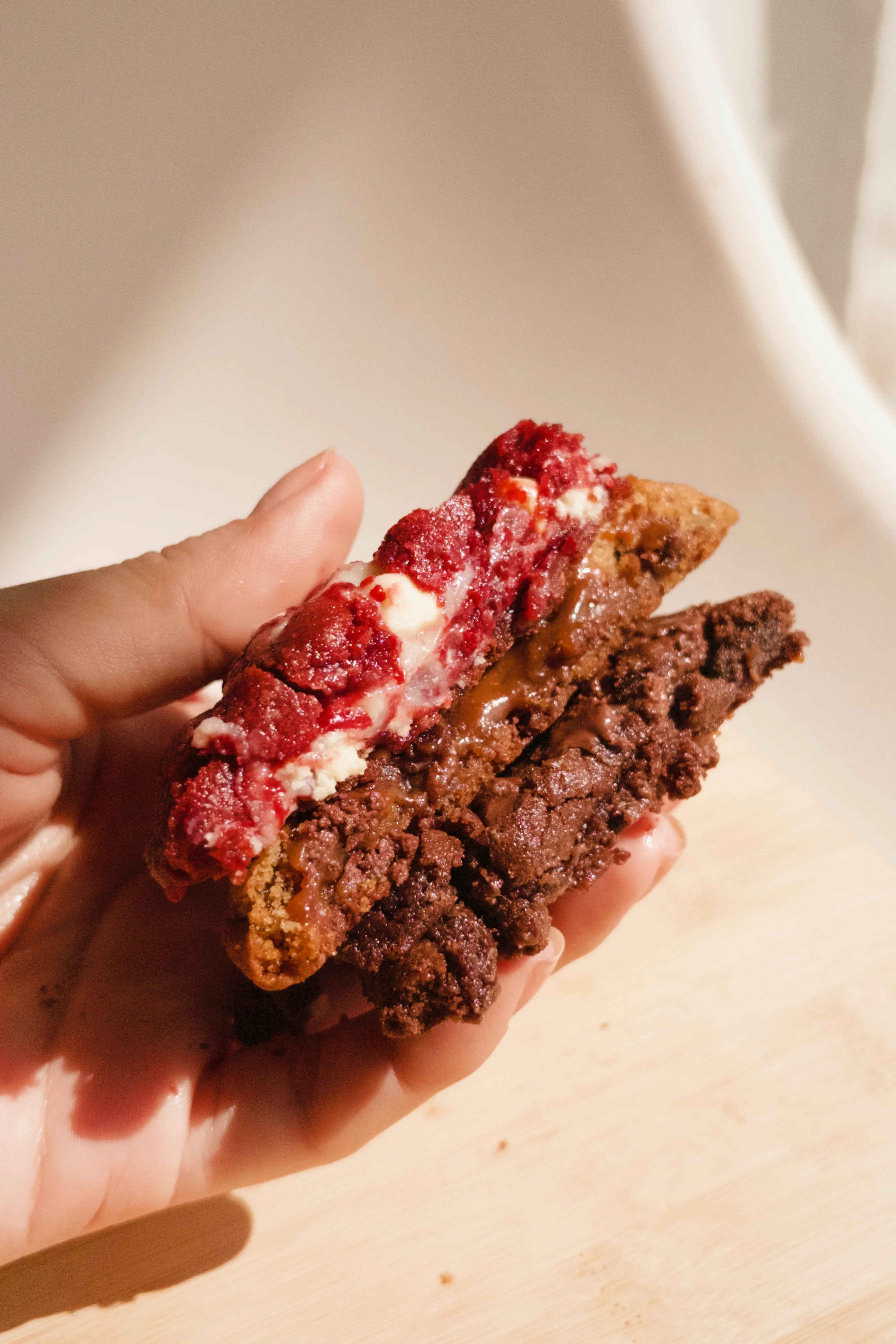 Cookie artesanal aberto com recheio cremoso